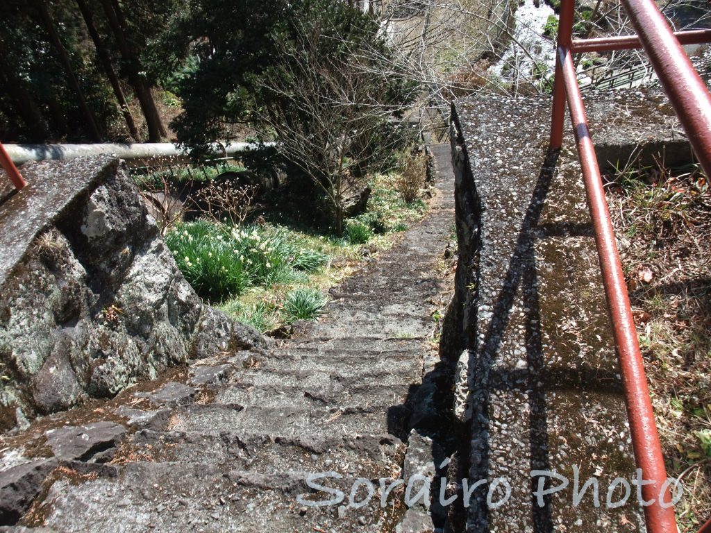 朝日瀧の落下口へ続く急な階段