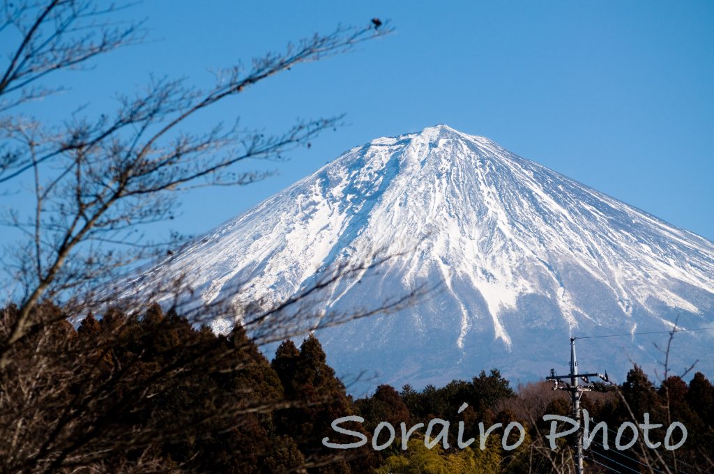 朝日瀧の右手には雄大な富士山が見えました