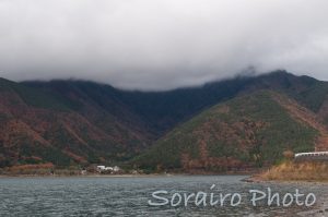 西湖に迫る雲